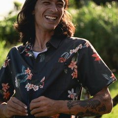 Journey Short Sleeve Button Up Shirt in Onyx